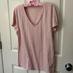💚🆕 Pink Gap Vneck Favorite Tee L